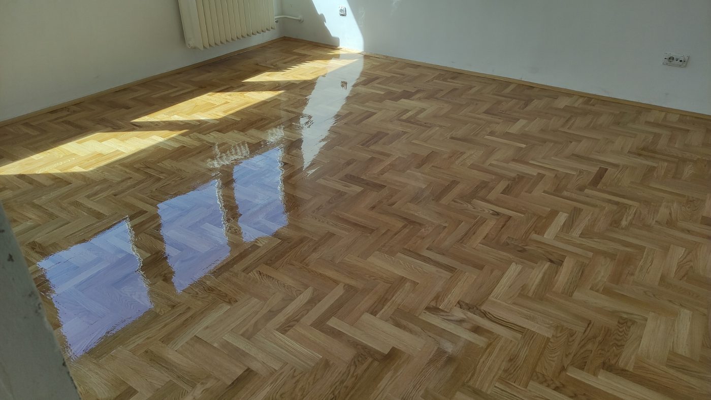 Sveže lakiran parket u dnevnoj sobi